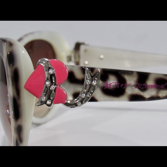 Betsey Johnson Sunglasses - Picture 6 of 7